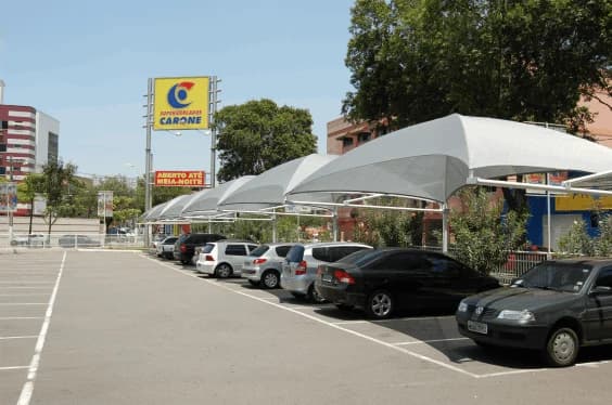 Sombreadores brancos no estacionamento de uma loja