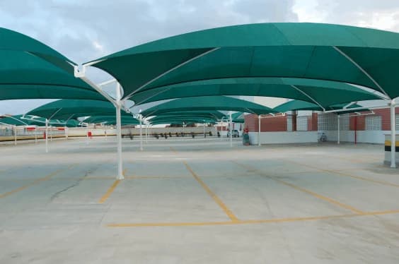 Vista por baixo dos sombreadores, com os arcos e pilares brancos